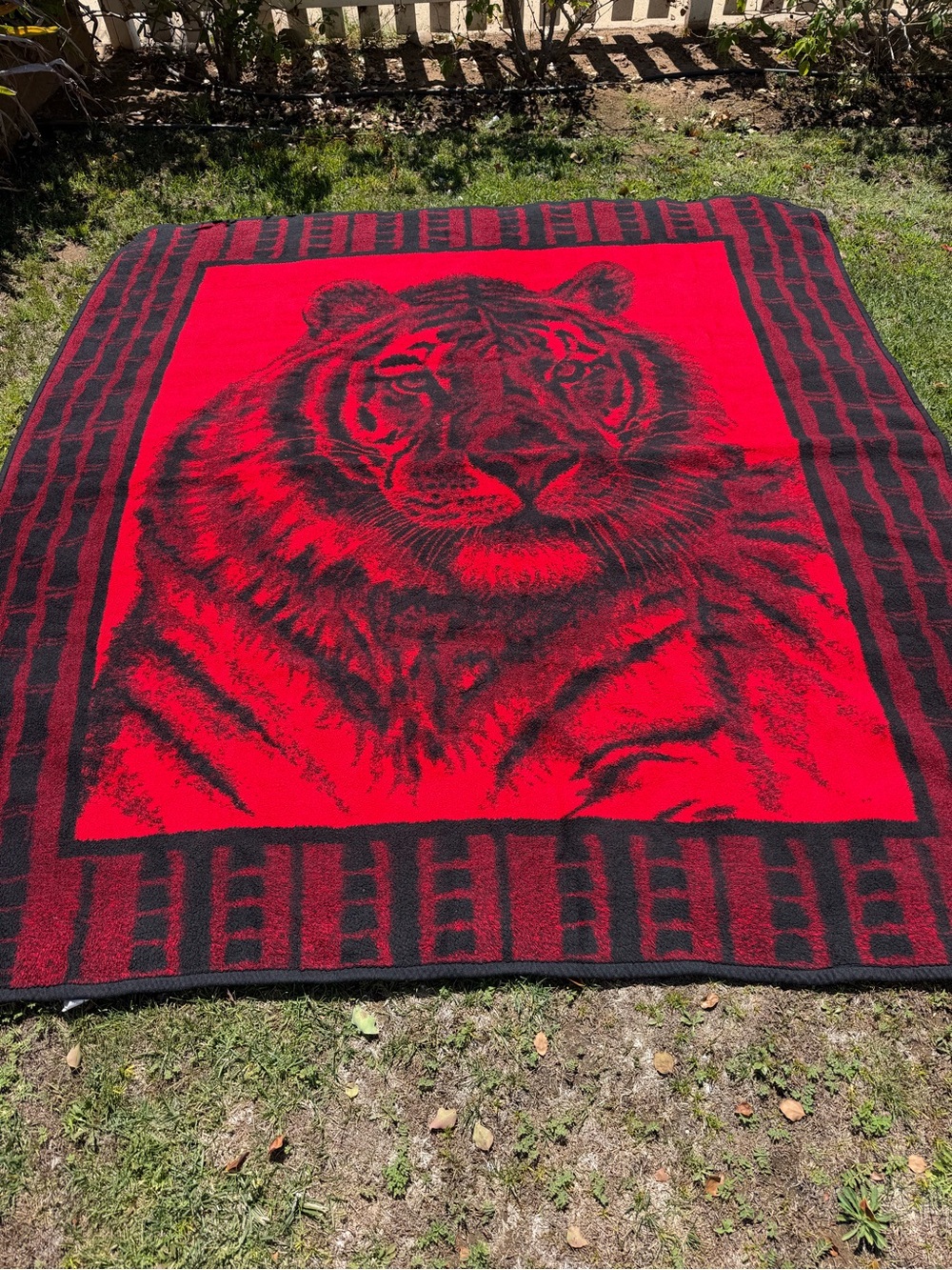 VTG San Marcos King Size Tiger Bamboo Plush Blanket Reversible Red Black Heavy